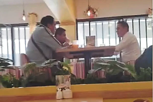 En horario laboral gerente de Municipalidad de Huancayo ‘despacha’ en una chicharronería