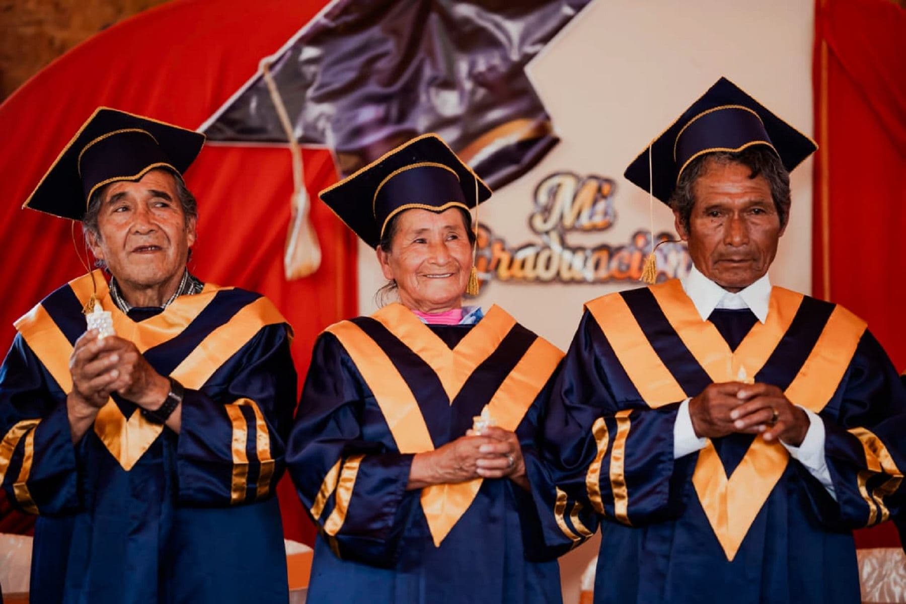 Usuarios de Pensión 65 cumplen su sueños y se gradúan en alfabetización digital