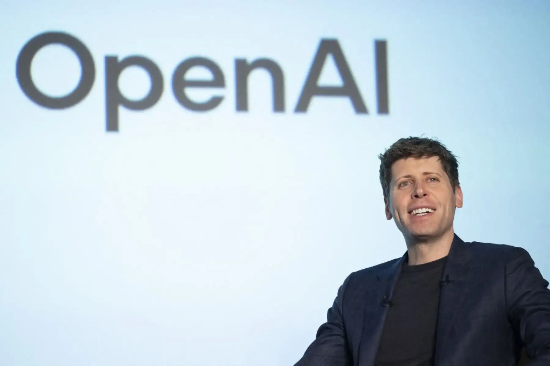 Sam Altman adelanta supermodelo de IA al 2027, pero defiende el “cero pantallas” en niños
